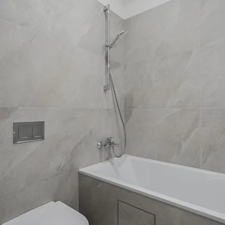 Domillion 3bdr 2 Baths Bright And Spacious P99 וילנה